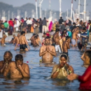 © Prashanth Vishwanathan, Hindu pilgrims take a plunge at the Sangam, 16/01/2019, da: www.bloomberg.com